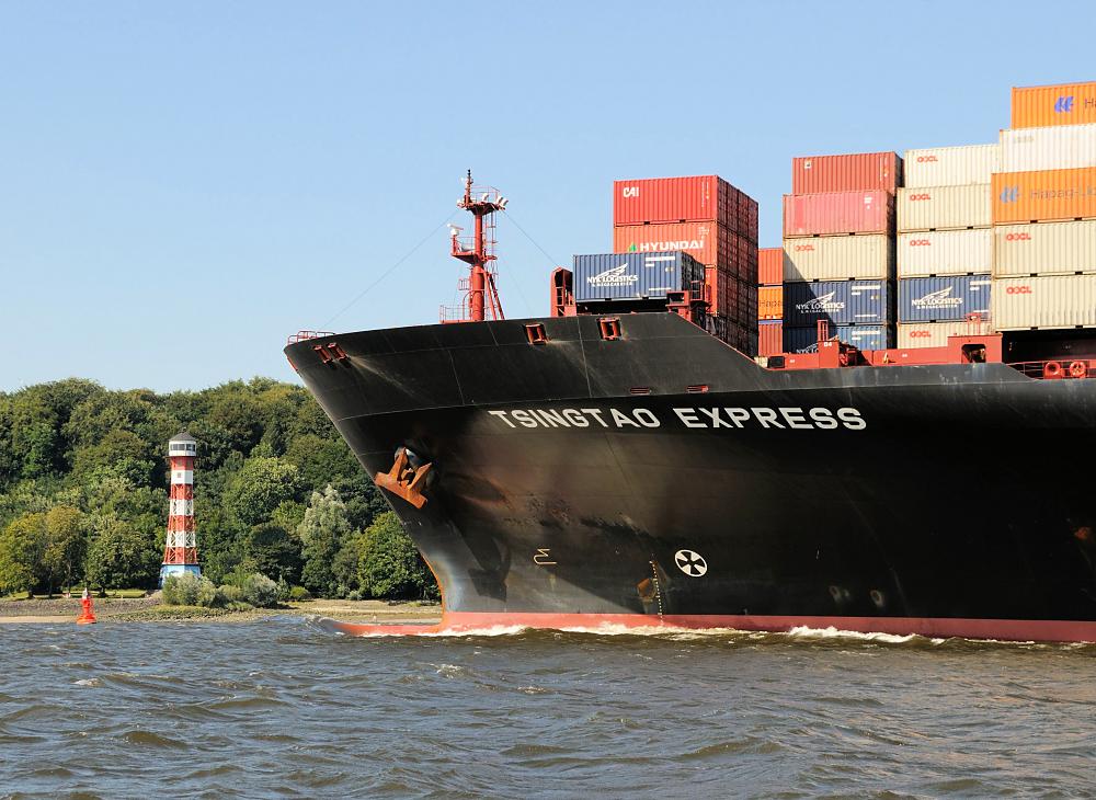 5577 Schiffsverkehr auf der Elbe Bug der TSINGTAO EXPRESS | Bilder von Schiffen im Hafen Hamburg und auf der Elbe